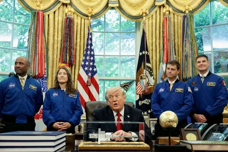 Donald Trump discută despre misiunea de aselenizare cu astronauți în biroul său.