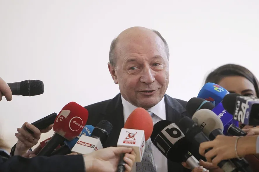 Traian Băsescu discută despre raționalizarea consumului de carburant.