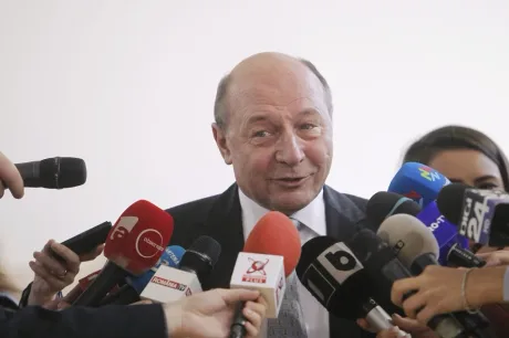 Traian Băsescu discută despre raționalizarea consumului de carburant.