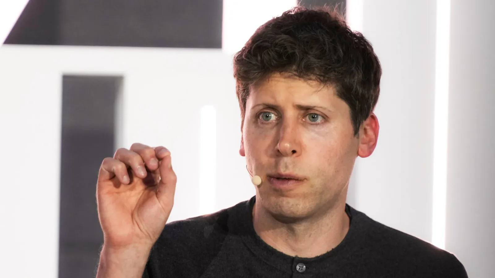 Sam Altman discutând despre strategia OpenAI pentru viitorul tehnologiei.