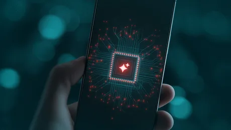 Un smartphone cu un cip electronic pe ecran, simbolizând aplicații de securitate.