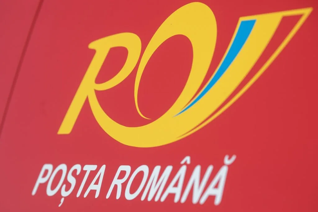 Logo-ul Poștei Române pe un fundal roșu, simbolizând modernizarea serviciilor.