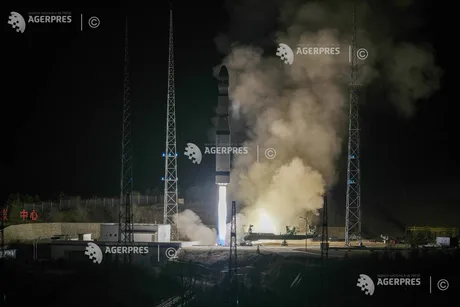 Lansare de rachetă în noapte, fum și lumini strălucitoare.