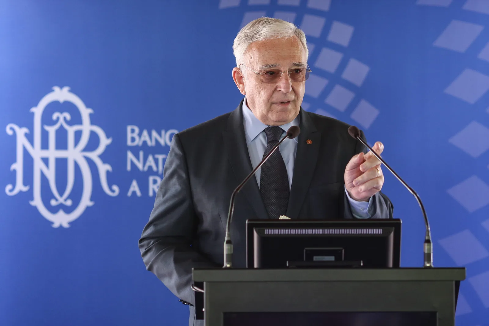 Guvernatorul BNR discută despre politica monetară și inflație.