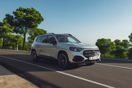 Noul SUV electric GLB de la Mercedes-Benz pe drum, evidențiind inovația în mobilitatea electrică.