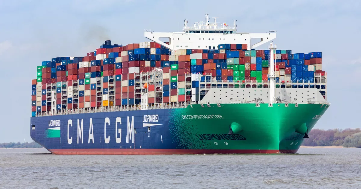 O navă CMA CGM navigând pe o rută maritimă importantă, încărcată cu containere.