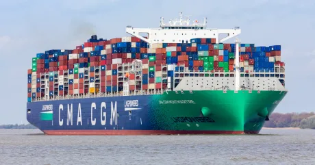 O navă CMA CGM navigând pe o rută maritimă importantă, încărcată cu containere.