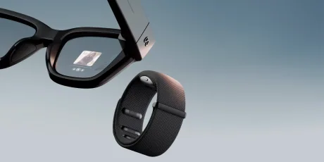 Ochelari Meta Ray-Ban Display cu ecran și brățară conectată, pe fundal gri.