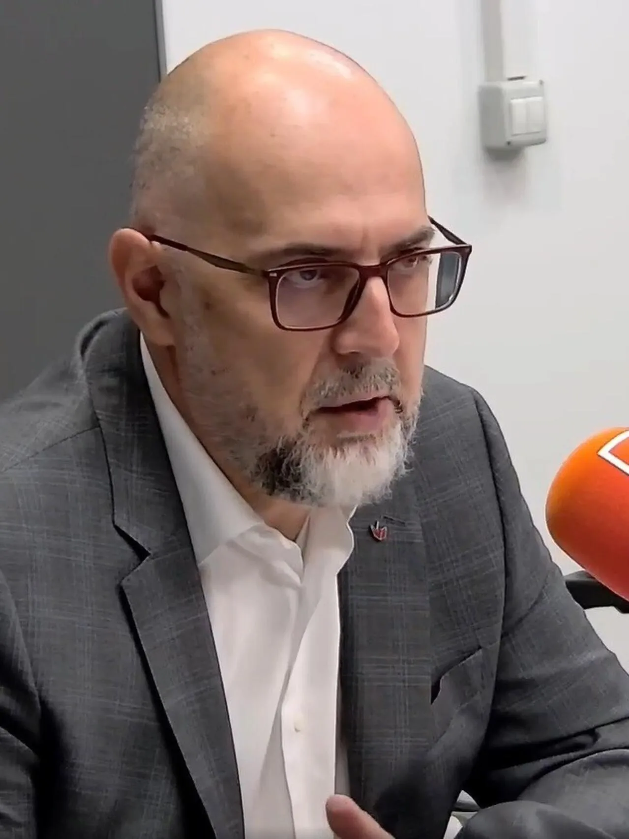 Sorin Ioniță discută despre demisia lui Kelemen Hunor în contextul politic românesc.