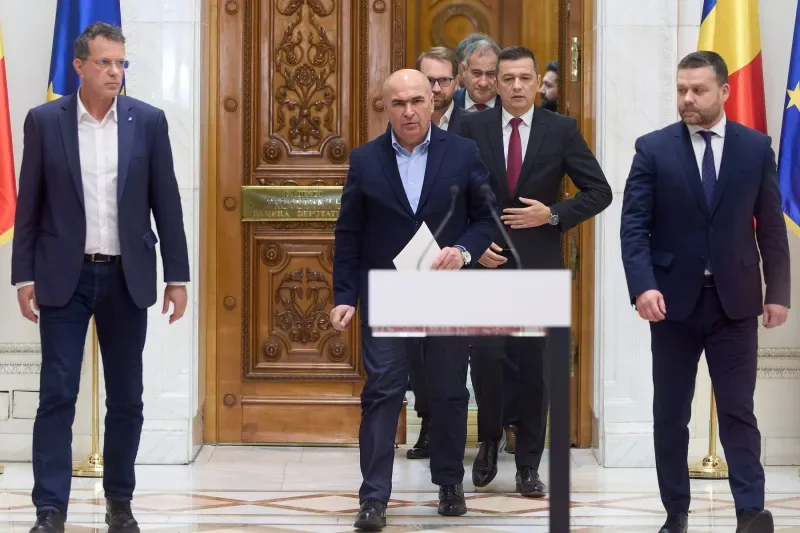 Lideri politici în fața unei uși ornate, discutând despre alegeri.