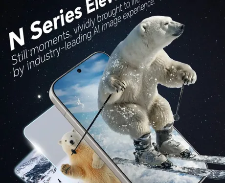 Un urs polar schiază pe un telefon, evidențiind tehnologia avansată de fotografie AI.