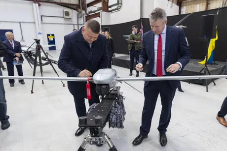 Reprezentanți ucraineni și britanici discutând despre drone în noua fabrică.