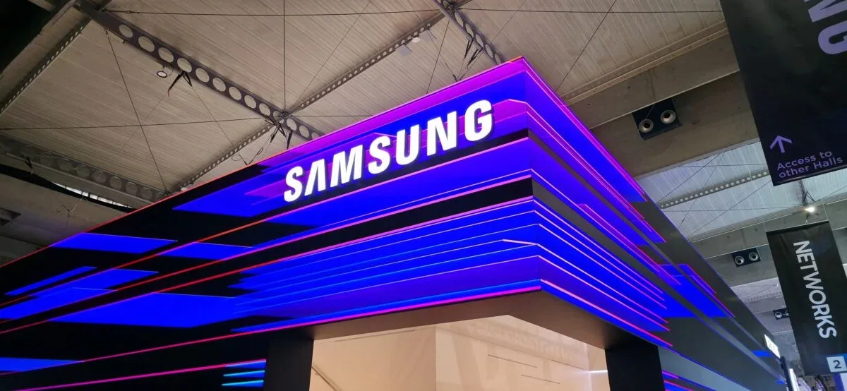 Logo Samsung iluminat în culori vibrante, expus la un eveniment tehnologic.