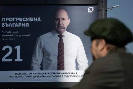 Rumen Radev pe un panou electoral în Bulgaria.