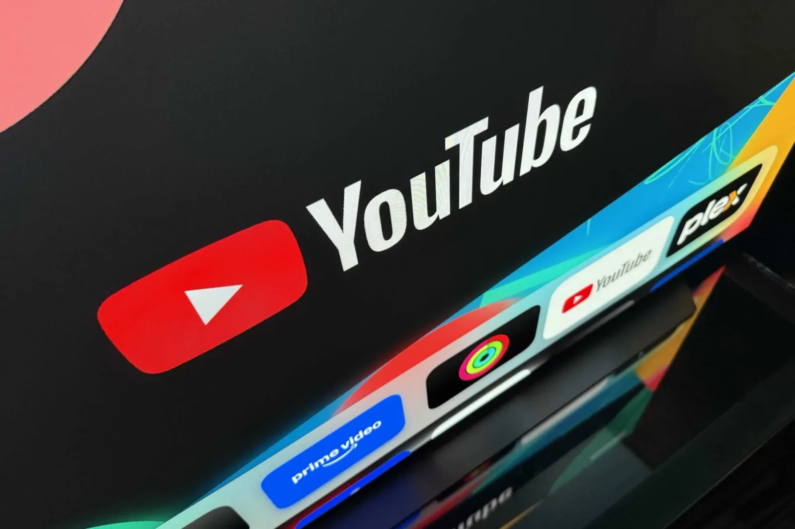 Logo-ul YouTube pe un ecran, simbolizând căutarea AI.