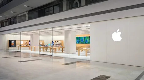 Magazin Apple cu produse expuse și logo-ul companiei vizibil.