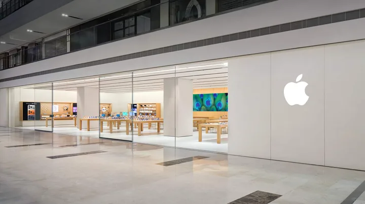 Magazin Apple cu produse expuse și logo-ul companiei vizibil.