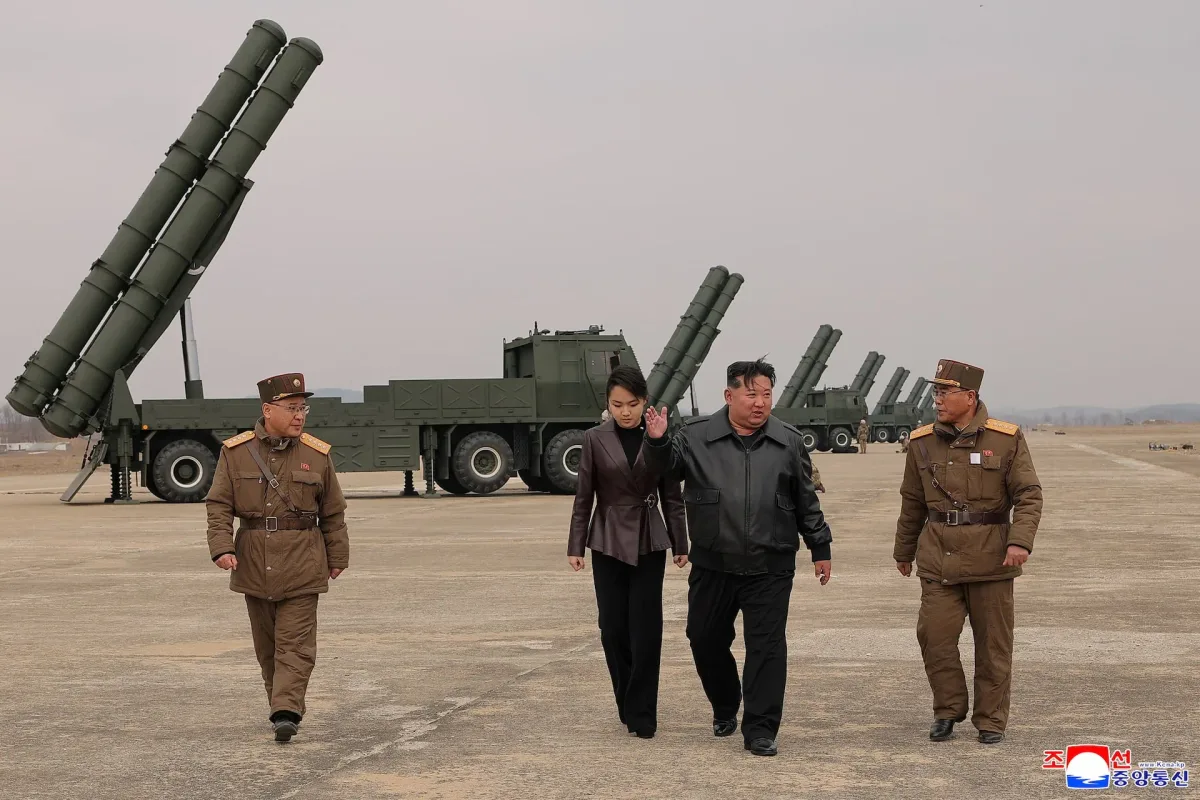 Kim Jong-un inspectând rachete balistice intercontinentale în timpul testării.