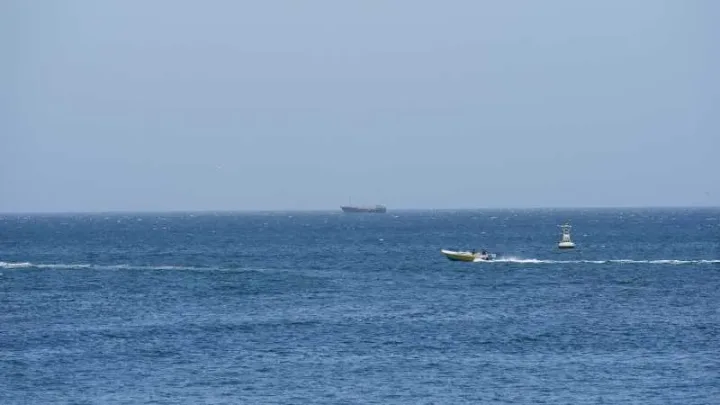 Vapor navigând pe apele liniștite ale Strâmtorii Ormuz.