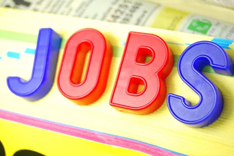 Litere colorate formând cuvântul JOBS pe un fundal luminos.