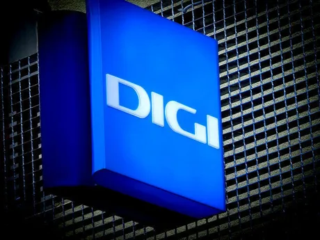 Logo-ul Digi Communications pe un fundal urban, simbolizând inovația în telecomunicații.
