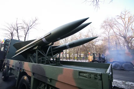 Sisteme de rachete montate pe un vehicul militar în Ucraina.