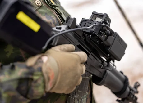 Soldat finlandez pregătit pentru exerciții de mobilizare la granița cu Rusia.