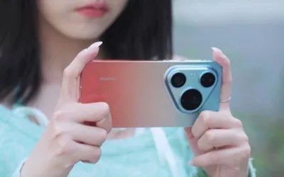 Un utilizator ține un smartphone cu un design modern și camere distincte.