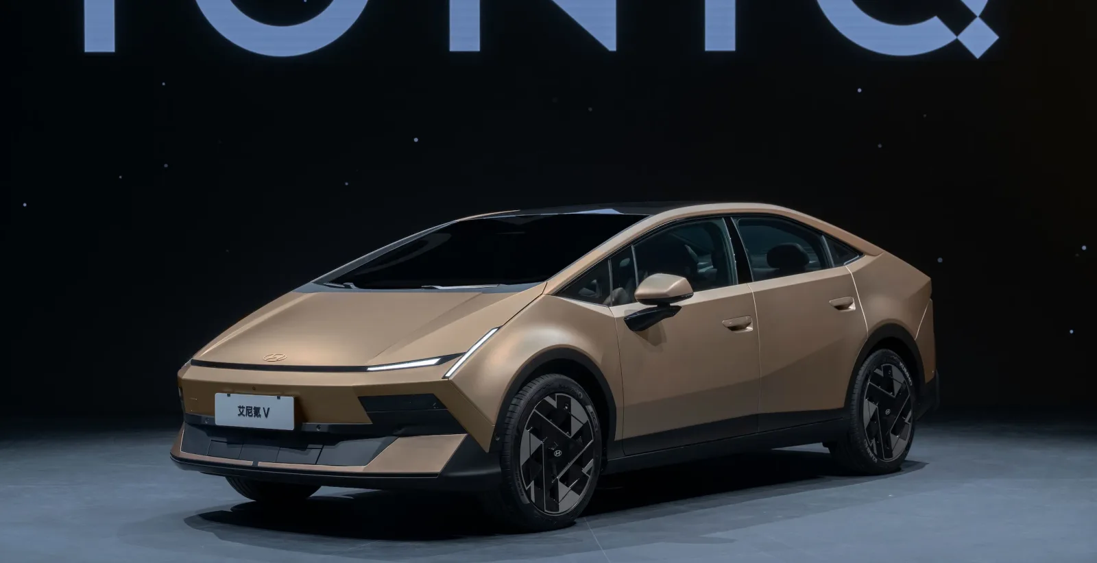 Hyundai IONIQ V, un liftback electric cu design modern și autonomie mare.