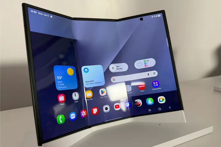 Ecran pliabil Samsung cu design inovator și interfață modernă.