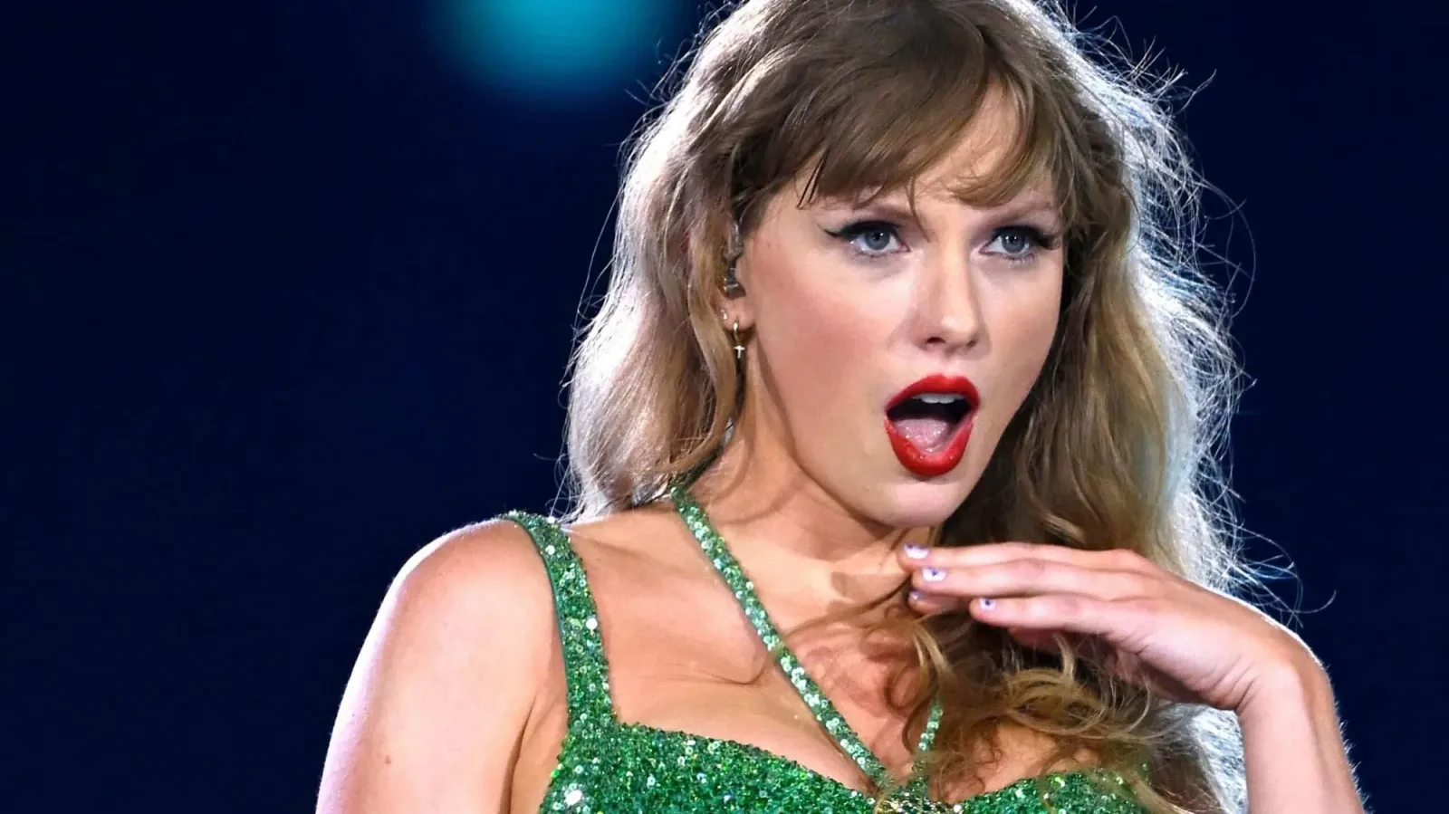 Taylor Swift pe scenă, reacție surprinsă în concert.