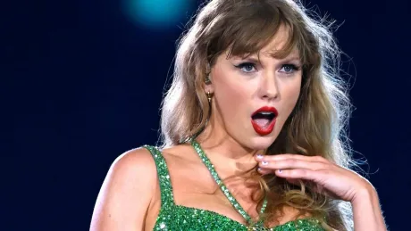 Taylor Swift pe scenă, reacție surprinsă în concert.