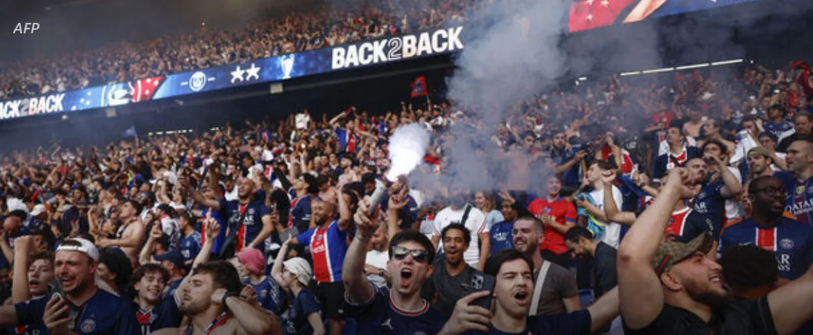 Suporteri entuziaști ai PSG în timpul finalei Champions League, atmosfera vibrantă la stadion.