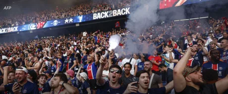 Suporteri entuziaști ai PSG în timpul finalei Champions League, atmosfera vibrantă la stadion.