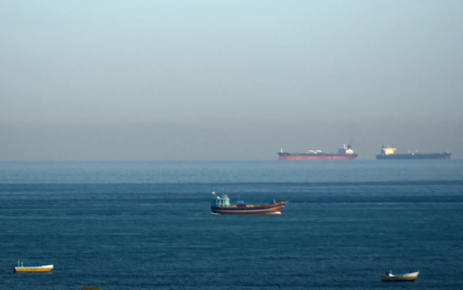 Nave navigând pe apele liniștite ale Strâmtorii Hormuz în weekend.