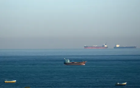 Nave navigând pe apele liniștite ale Strâmtorii Hormuz în weekend.