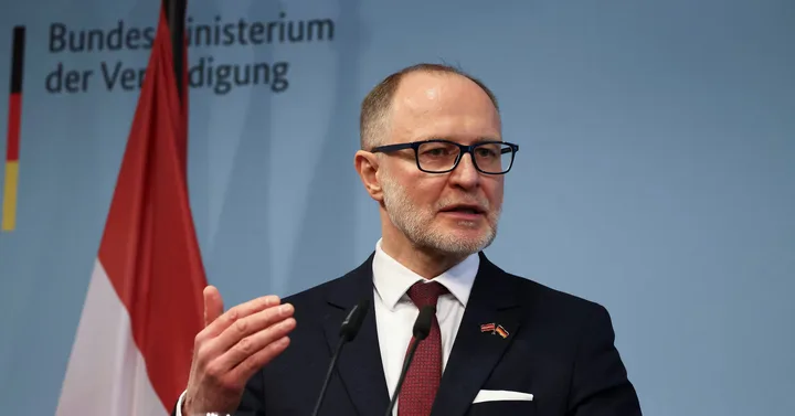 Premierul Letoniei discutând despre securitatea națională și apărarea antidrone.