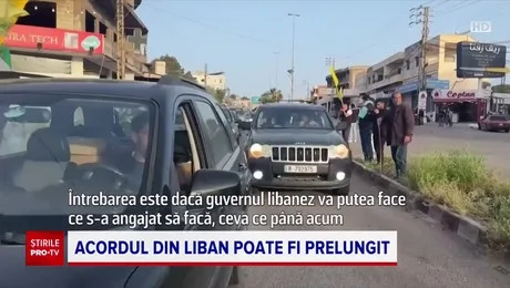 Protest în stradă cu mașini și oameni care strigă mesaje de susținere.
