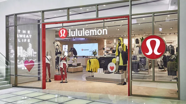 Magazin Lululemon în Atena, cu articole sportive expuse elegant.