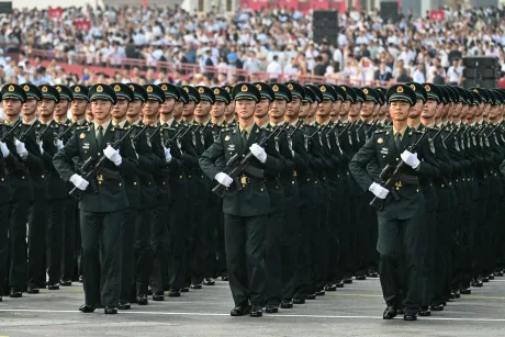 Parada militară cu soldați în uniformă, organizată în Shenzhen.