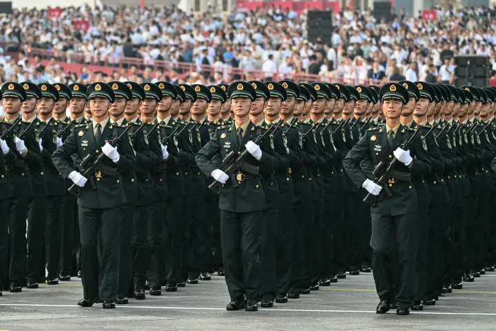 Parada militară cu soldați în uniformă, organizată în Shenzhen.