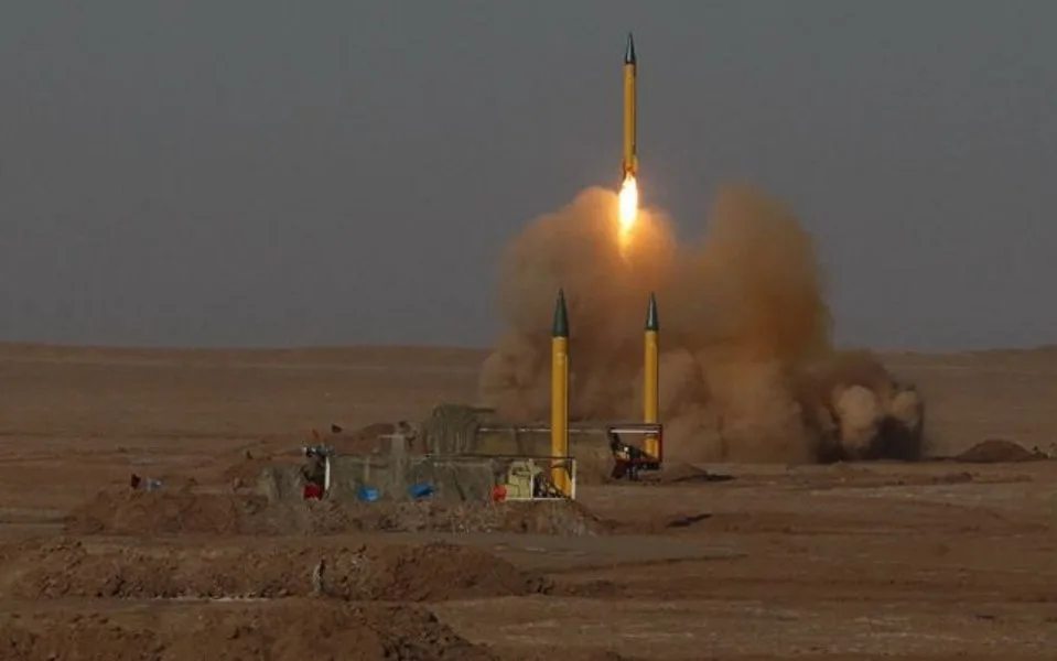 Lansare de rachete iraniene într-un peisaj arid, evidențiind tehnologia militară avansată.