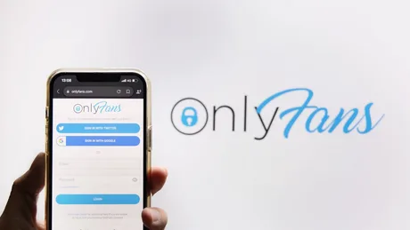 Un telefon mobil afișează pagina de autentificare OnlyFans.