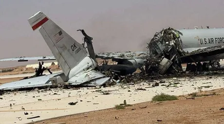 Ruinele unei aeronave distruse la baza aeriană din Arabia Saudită.
