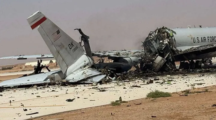 Ruinele unei aeronave distruse la baza aeriană din Arabia Saudită.