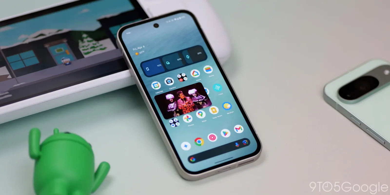 Utilizator care vizionează un videoclip YouTube în fereastră mică pe telefon.