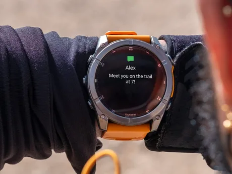 Ceas inteligent Garmin afișând un mesaj de întâlnire pe ecran.