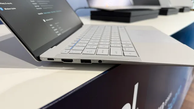 Laptopul ASUS ExpertBook Ultra, cu porturi USB și design elegant.