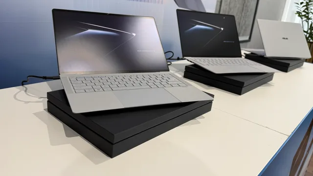 Laptopul ASUS ExpertBook Ultra, expus pe un suport elegant.