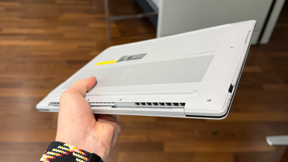 Laptopul ASUS ExpertBook Ultra, cu ecran OLED și design subțire.